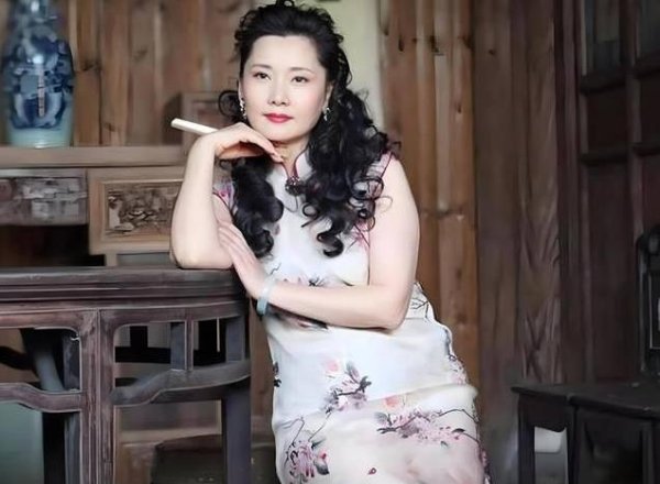 真牛所 16岁唱红越剧团，她美到无人敢追，62岁住豪宅拿金鸡奖