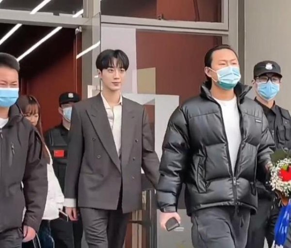 神牛资讯 从舞台偶像到幕后导演，赖冠霖转型拍短剧，网友为何炸锅？