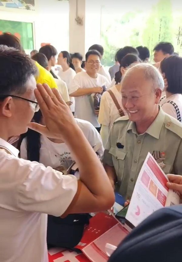 明福今投 湖南女生高考后去广东打工，分数达到一本线，爷爷穿军装戴勋章帮她看志愿